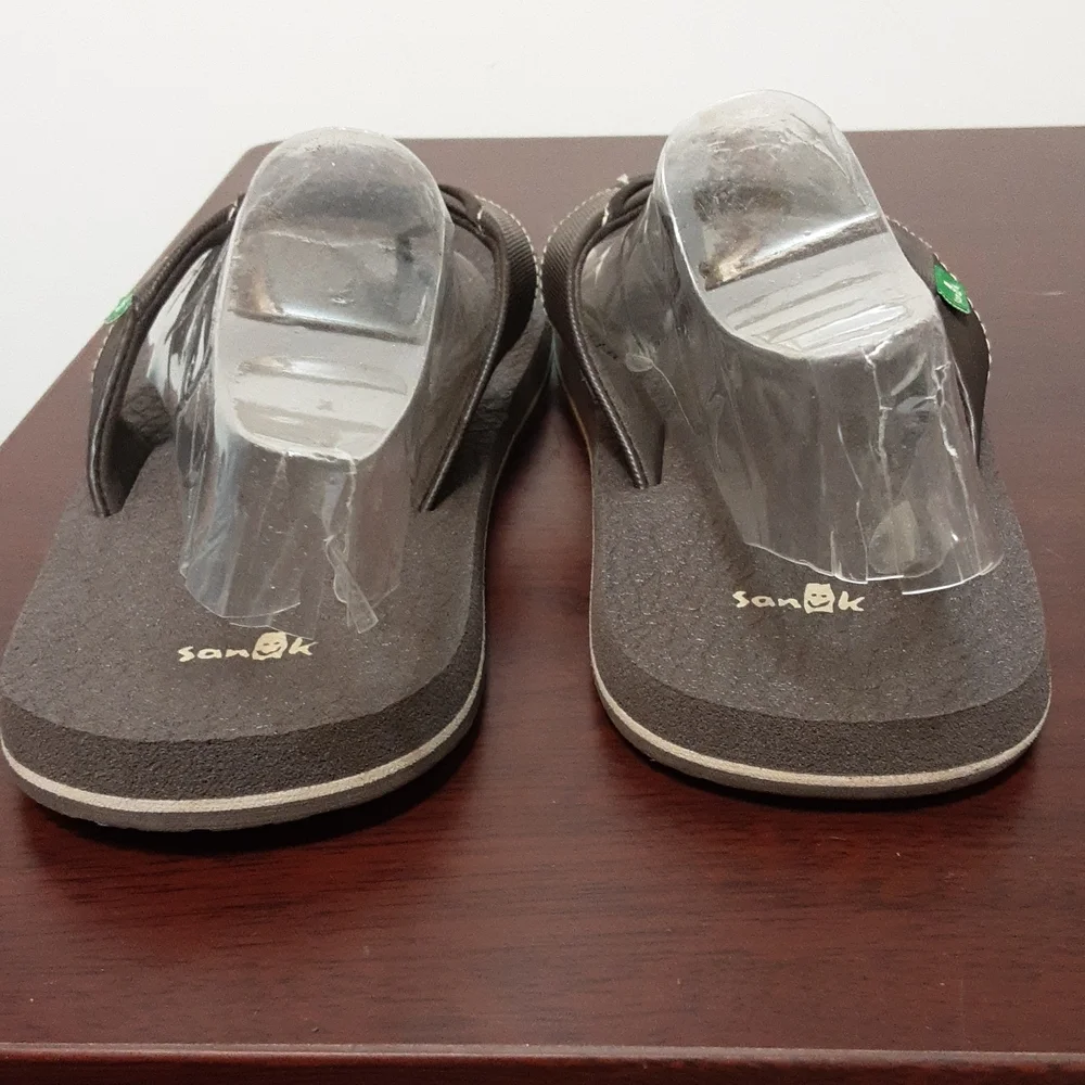 Sanuk good preowned